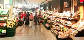 El supermercado renovado amplía su gama de productos para ofrecer mayor libertad de elección al consumidor dando más protagonismo a los productos locales y frescos de temporada.