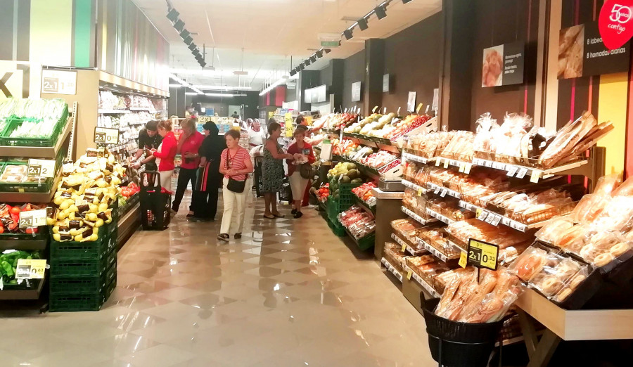El supermercado renovado amplía su gama de productos para ofrecer mayor libertad de elección al consumidor dando más protagonismo a los productos locales y frescos de temporada.