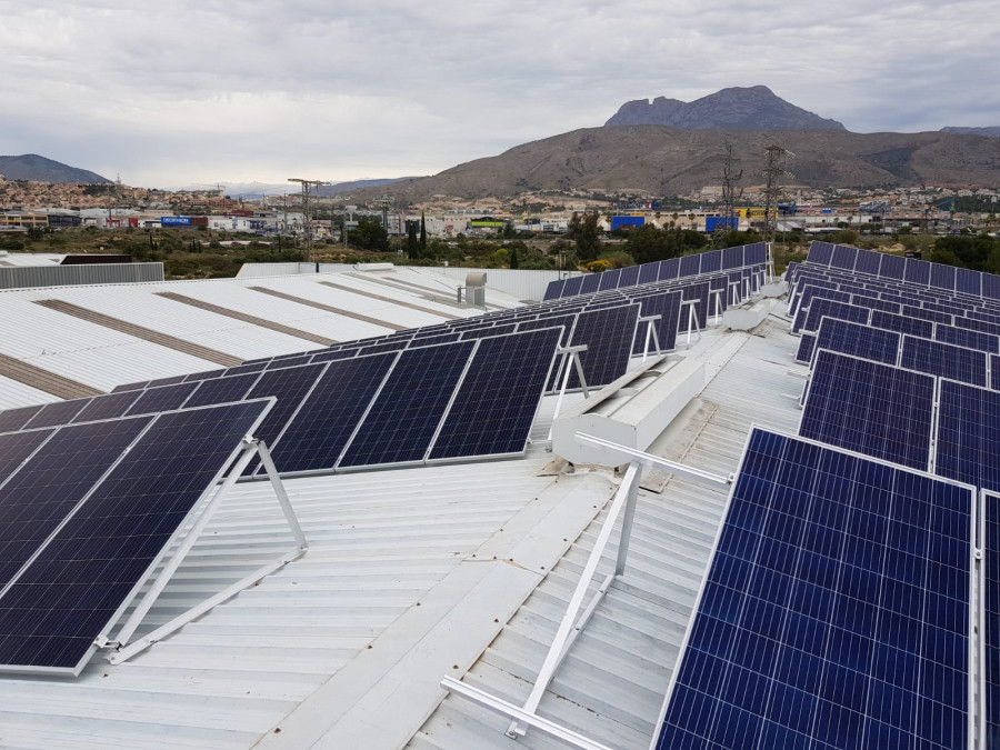 La instalación, a cargo de Cubierta Solar, evitará la emisión de 60 toneladas de dióxido de carbono a la atmósfera y se amortizará en solo 3 años y medio.