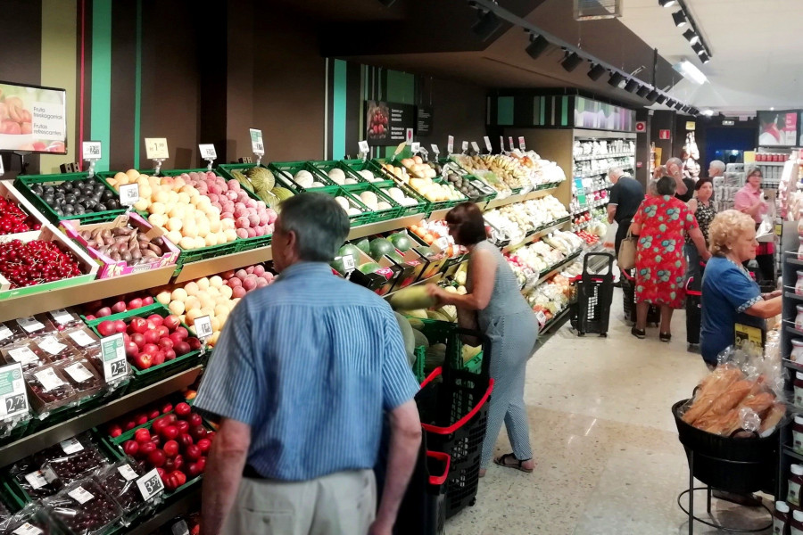 El supermercado renovado amplía su gama de productos para ofrecer mayor libertad de elección al consumidor, dando más protagonismo a los productos locales y frescos de temporada.