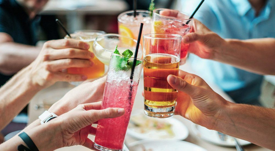 Uno de cada tres euros de la cesta de verano es “ocioso” y se destina a cócteles, copas, aperitivos y barbacoas.