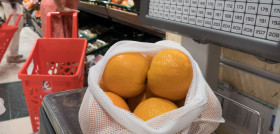 Esta iniciativa se suma a otras mejoras introducidas en la sección de frutería como el incremento de referencias vendidas a granel o la sustitución del plástico en las bandejas de algunas frutas y
