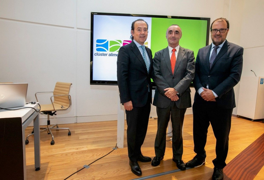Ignacio Losada, vicepresidente de Clusaga, Juanjo De la Cerda, presidente de Clusaga y Juan A. Vázquez, vocal de Clusaga