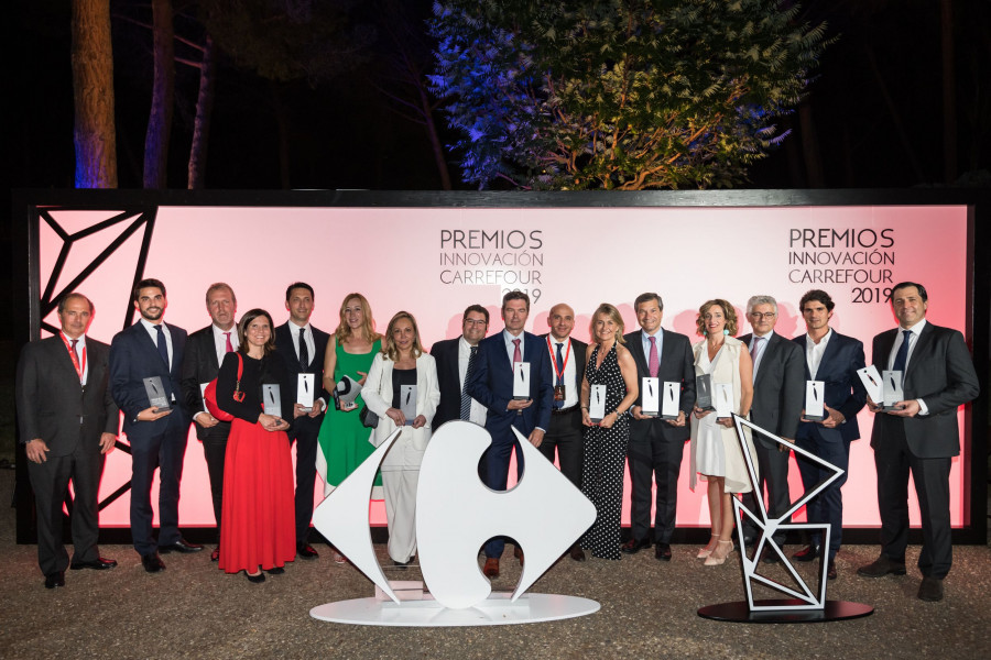 Rami Baitiéh director general de Carrefour España junto a las empresas premiadas.