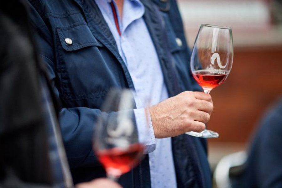 La Denominación de Origen Navarra muestra un comportamiento muy positivo, mejora su posicionamiento en el canal de Hostelería, se afianza en Alimentación y refuerza su liderazgo en las ventas de vi