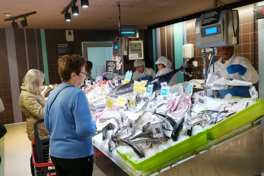 La cooperativa comercializa en Navarra cerca de 3.300 productos navarros procedentes de cerca de 500 pequeños productores locales.