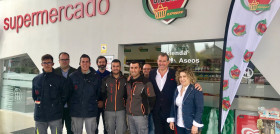 Inauguración del nuevo establecimiento Claudio Express. En la foto: plantilla del establecimiento; Beatriz Cochón, dueña; Miguel Freire director de Ventas Línea Mayor; José Antonio Hermida, coord