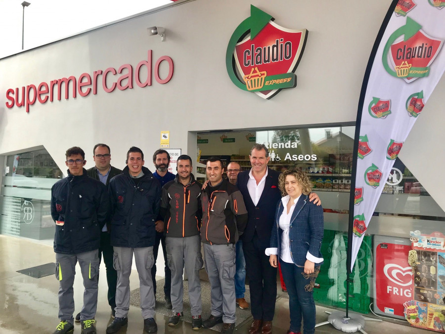 Inauguración del nuevo establecimiento Claudio Express. En la foto: plantilla del establecimiento; Beatriz Cochón, dueña; Miguel Freire director de Ventas Línea Mayor; José Antonio Hermida, coord