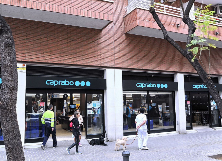El nuevo supermercado de Caprabo posee 230 metros cuadrados y emplea a cinco personas.