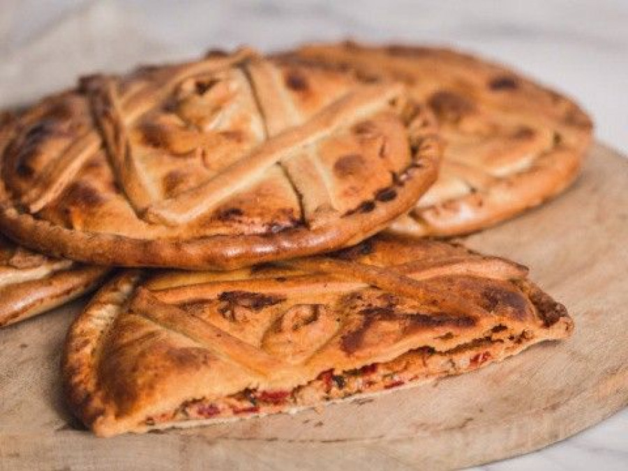 Nuevas empanadas gallegas Europastry. Disponibles en dos formatos: Tradicional de Atún y Tradicional de Zamburiñas; además de las modalidades del Chef de Carrillera y del Pueblo de la Zorza.