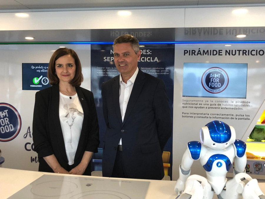 En la foto: Miguel Ángel Conesa (director de Marketing de Carrefour) y Mª Dolores Acón Royo (directora gerente del Hospital San juan de Dios del Aljarafe, Sevilla).