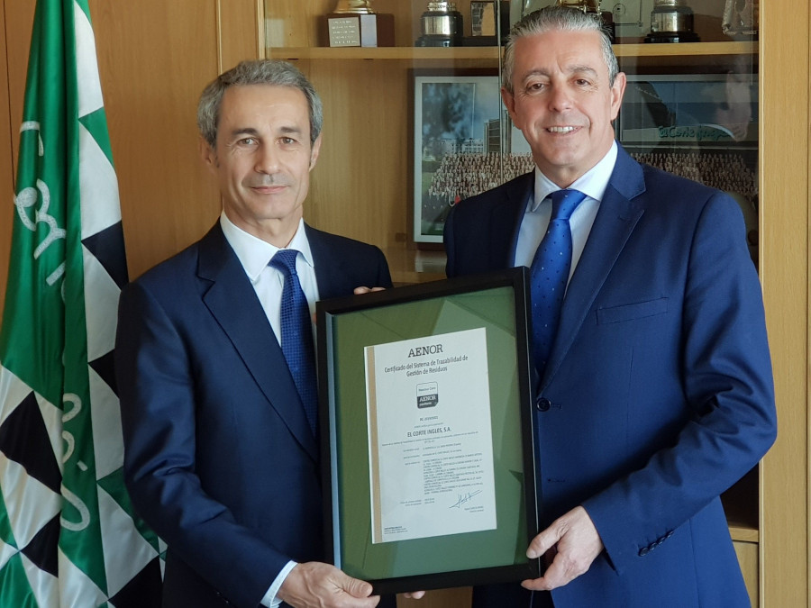Javier Esteban, director regional de El Corte Inglés Galicia-Asturias, y Martín Pita, director de AENOR en la Región Atlántica.