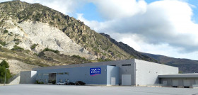 Instalaciones de la planta embotelladora de agua en Dúrcal (Granada) .