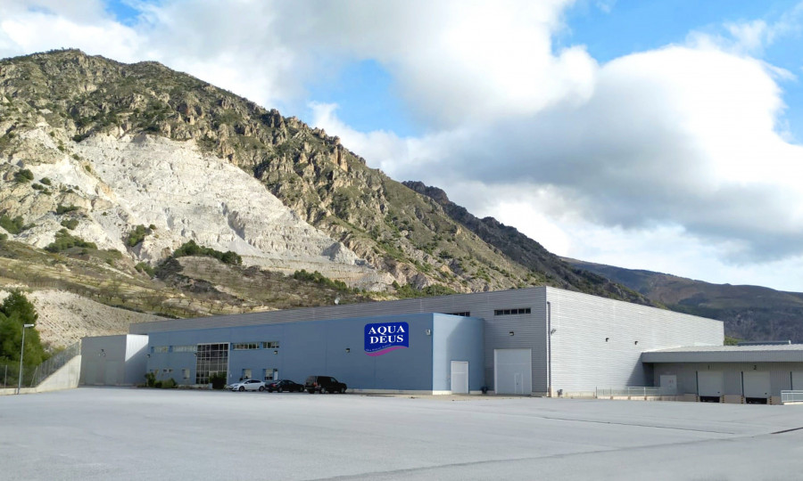 Instalaciones de la planta embotelladora de agua en Dúrcal (Granada) .