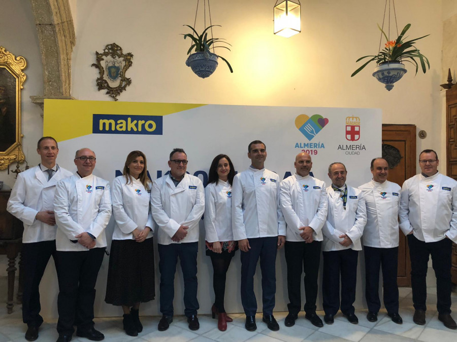 De izquierda a derecha: Joachim Lindner, director del servicio de Distribución a Hostelería de MAKRO; Diego García, presidente de ASHAL; Carolina Lafita, concejala de Promoción de la ciudad y Turi
