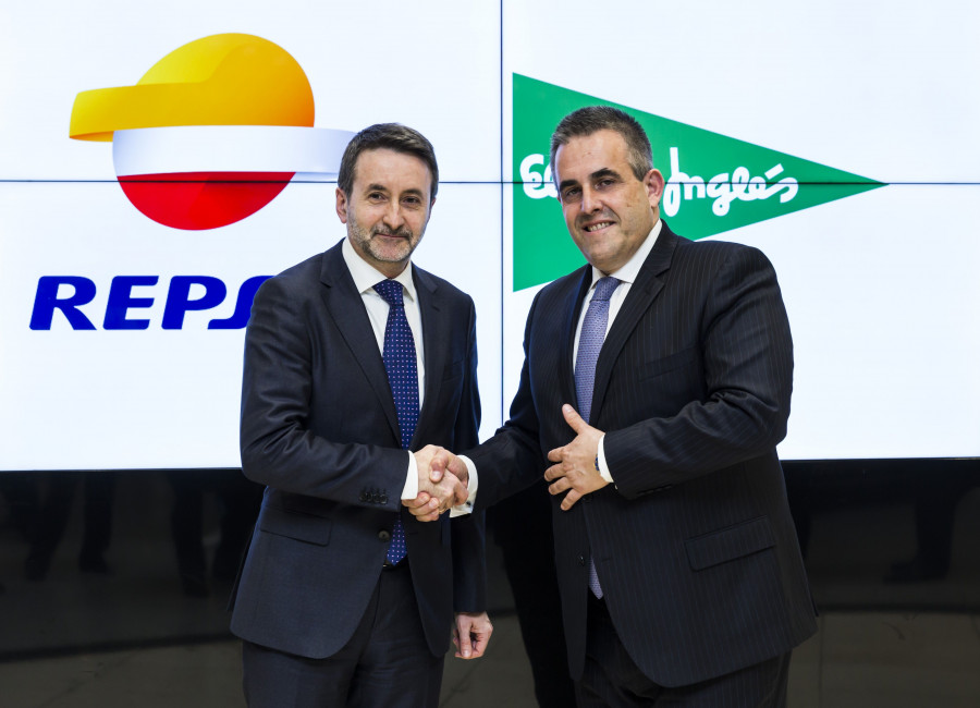 Los consejeros delegados de Repsol y El Corte Inglés, Josu Jon Imaz y Víctor del Pozo, respectivamente, han firmado este convenio.