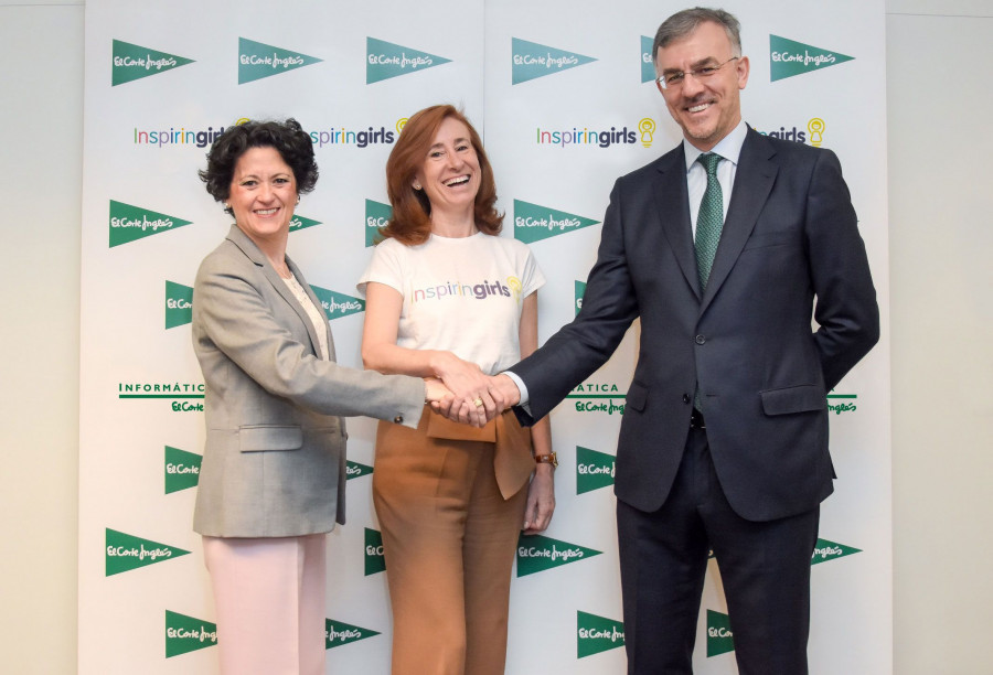 Ester Uriol, directora de Comunicación Corporativa de El Corte Inglés, Marta Pérez Dorao, presidenta de la Fundación Inspiring  Girls y Julio Sánchez, director RRHH de IECISA.