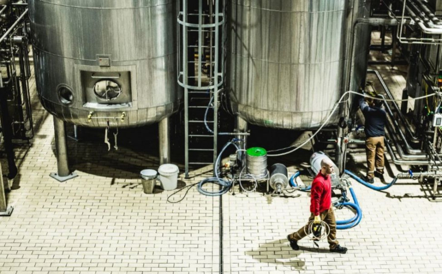 Las nuevas instalaciones aumentarán la capacidad de almacenaje en hasta 3.000 toneladas de grano, llevar a cabo 14 cocciones de 70.000 litros de cerveza al día en su nueva sala de cocidas o contar c