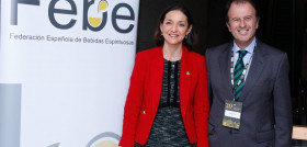 La minsitra  de Industria, Comercio y Turismo, Reyes Maroto y el presidente de la  Federación Española de Bebidas Espirituosas, Ignacio Osborne.