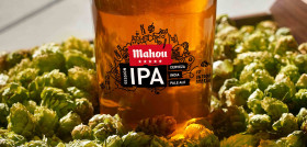 Carlos Gutiérrez, Maestro Cervecero de Mahou, junto a Jeremy Kosmicki, Maestro Cervecero de Founders Brewing, han sumado sus talentos para elaborar juntos la nueva Mahou Cinco Estrellas Session IPA.