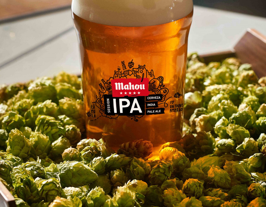 Carlos Gutiérrez, Maestro Cervecero de Mahou, junto a Jeremy Kosmicki, Maestro Cervecero de Founders Brewing, han sumado sus talentos para elaborar juntos la nueva Mahou Cinco Estrellas Session IPA.