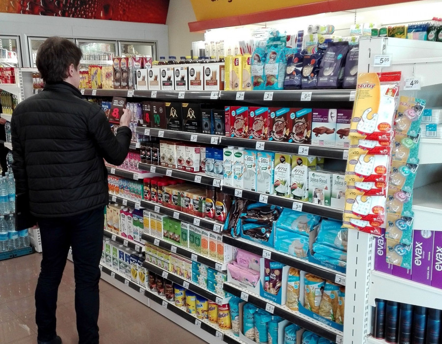La tienda de la estación de servicio AVIA Amunaga cuenta con una sala de ventas de más de 100 m2 en la que los consumidores pueden encontrar más de 1.500 referencias.