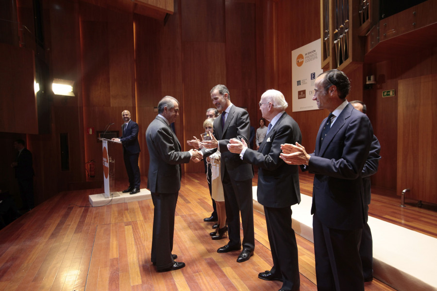 José Ignacio Comenge Sánchez-Real, consejero de Coca-Cola European Partners, recibe el premio Codespa de manos de S.M. el Rey.