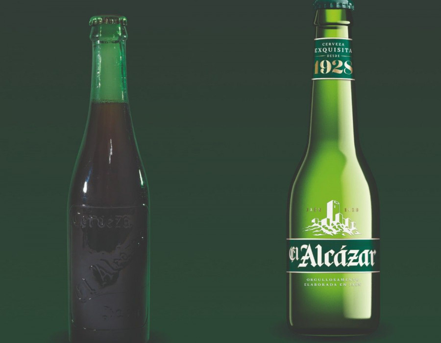 Imagen de las botellas antigua y nueva de El Alcazar.
