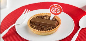 La Tartaleta hecha con KITKAT viene con un packaging exclusivo, con pinchos y pirotinos.