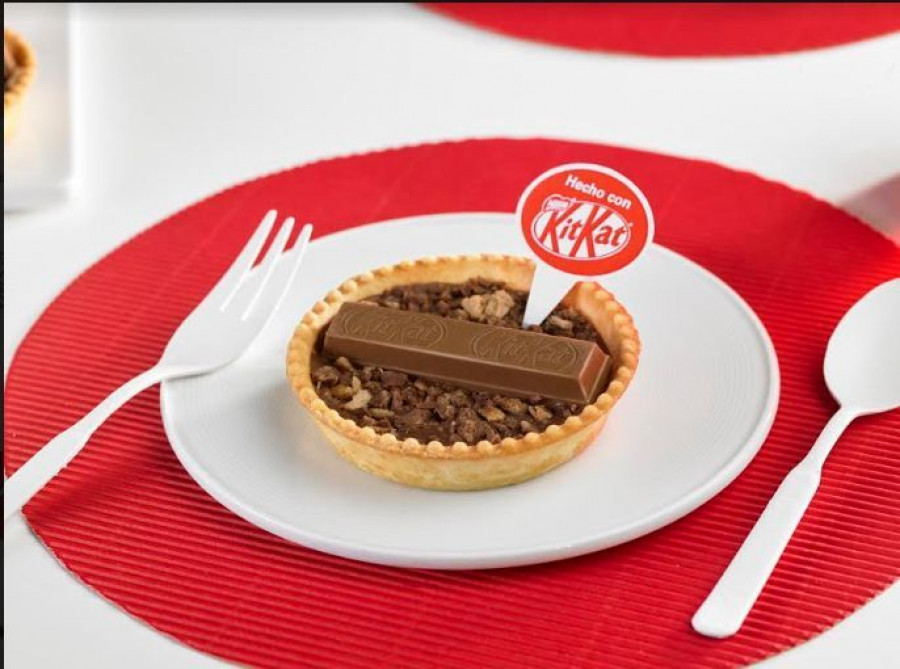 La Tartaleta hecha con KITKAT viene con un packaging exclusivo, con pinchos y pirotinos.