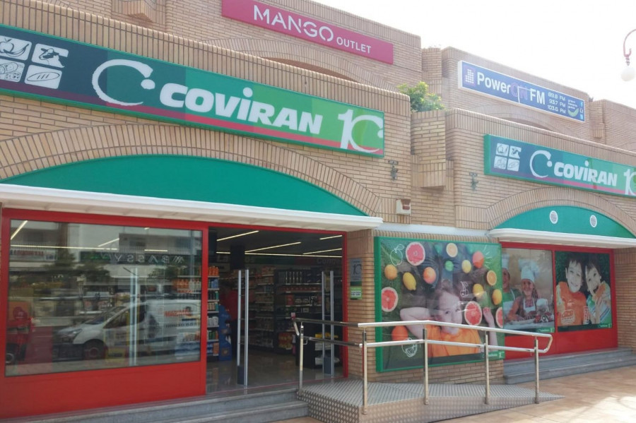 El Supermercado Covirán San Eugenio está situado en la avenida Los Pueblos nº 20, en Costa Adeje (Santa Cruz de Tenerife).