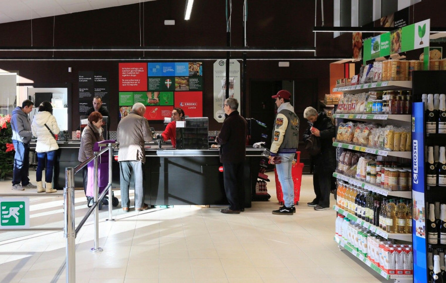 El nuevo supermercado en la capital alavesa emplea a 14 personas.