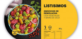Gnocchis de remolacha con romanesco, zanahoria, cebolla roja, bayas de goji con salsa de albahaca.