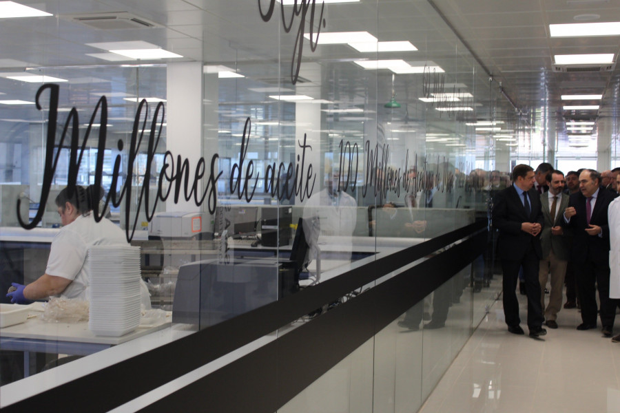 Luis Planas ha inaugurado el nuevo Laboratorio de Aceite y Aceituna de Dcoop, una instalación de 1.675 metros cuadrados.