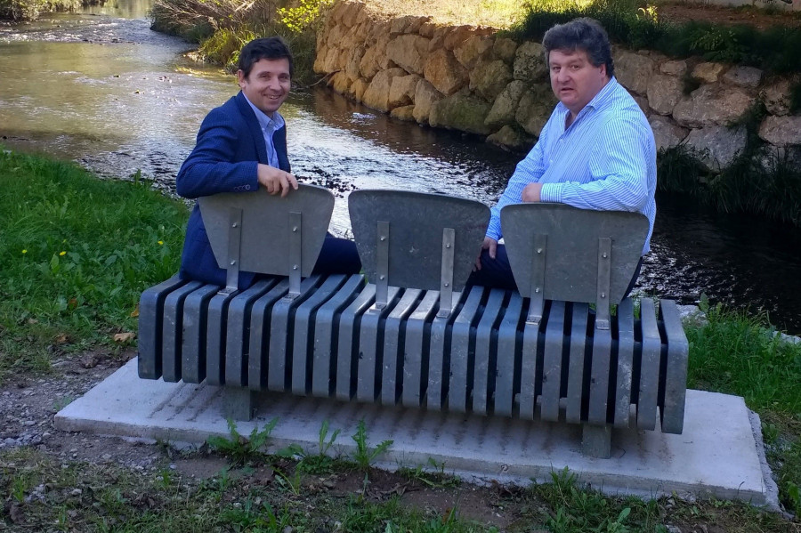 Alberto López Caballero, director de la fábrica de Nestlé en La Penilla de Cayón, junto a  Gastón Gómez, alcalde de Santa María de Cayón.