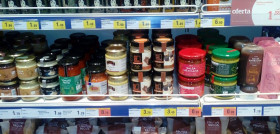 La Sirena ha empezado a comercializar los hummus de autor de ajo negro y trufa de Taste Shukran.