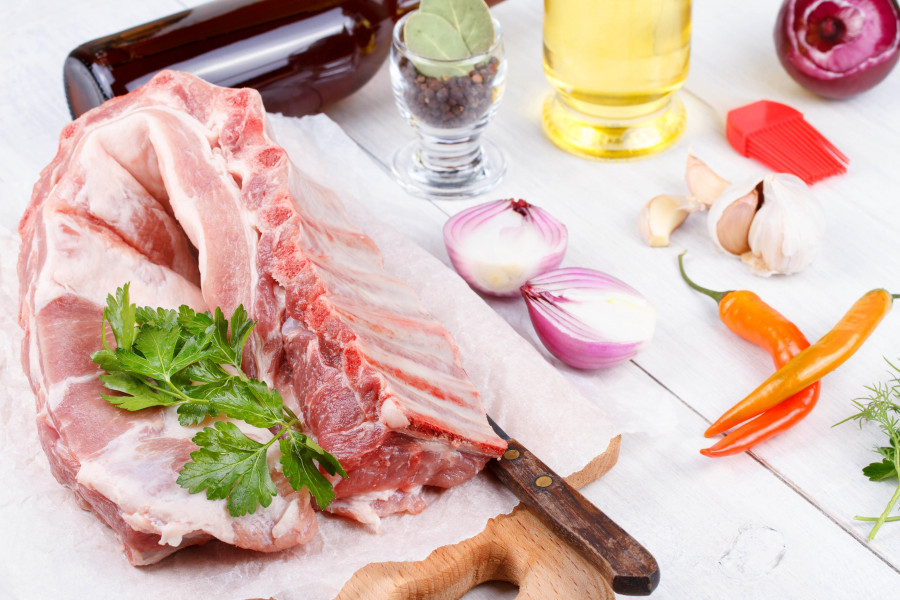 En España, las necesidades de las vitaminas B6 y B12 están cubiertas gracias al consumo de carne y productos cárnicos.
