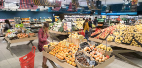 El nuevo Eroski de Max Center da más protagonismo a los frescos locales de temporada y apuesta por un trato más personalizado al cliente y la promoción de una alimentación saludable.