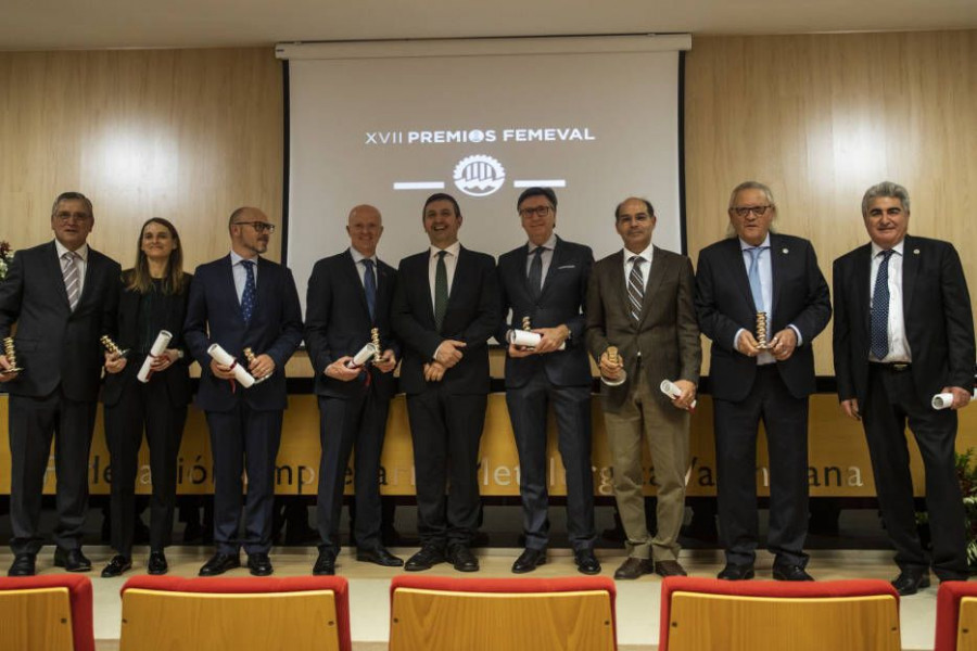 Foto de familia de los premiados en los XVII Premios Femeval.