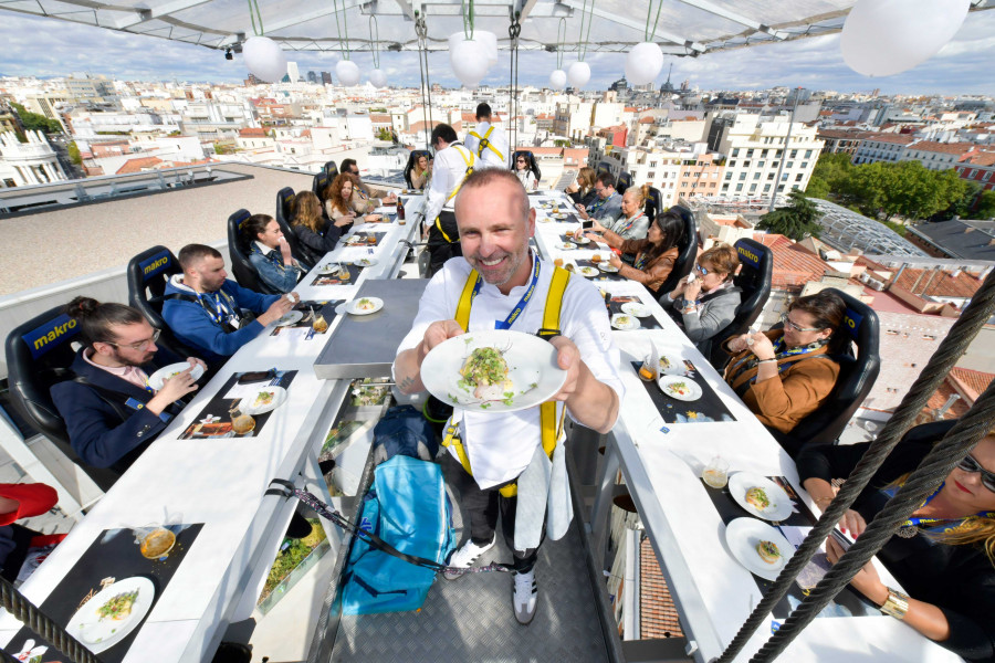 Makro, en colaboración con la Federación de Cocineros y Reposteros de España (FACYRE), ha subido a un restaurante a 50 metros de altura a 352 comensales de excepción – divididos en 16 pases –.