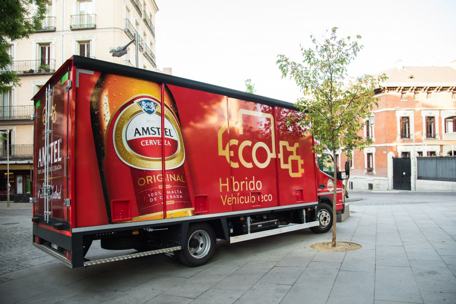 Es la primera cervecera de la región cuyas marcas se reparten en un camión híbrido, como muestra de su compromiso con la movilidad sostenible y la reducción de su huella de carbono.