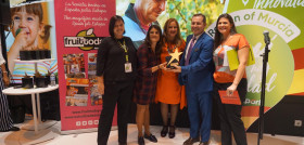 Enrique Guío, Market Manager de Zespri Ibérica, y Nele Moorthamers, Marketing Manager Europe de Zespri, fueron los encargados de recoger el galardón, en el marco de Fruit Attraction 2018.