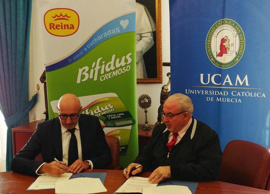 El presidente de Grupo Postres Reina, Alfonso López Rueda, y el presidente de la UCAM, José Luis Mendoza, han firmado el convenio para la puesta en marcha de esta nueva cátedra.