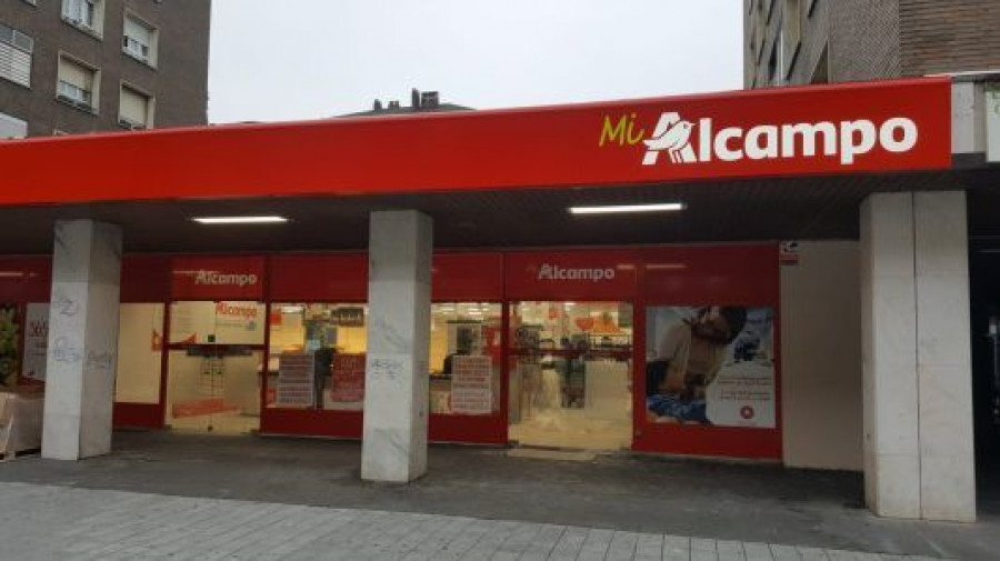 Con la transformación del centro de Avenida, son ocho los que han cambiado la marca a Alcampo, suponiendo una inversión de 3,35 millones de euros.