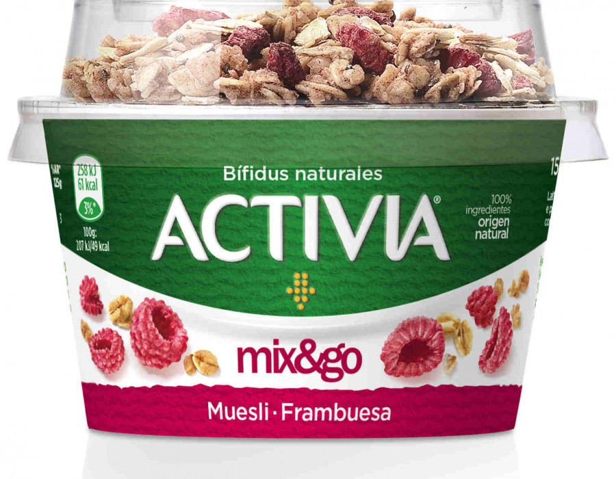 La compañía lanza una nueva marca para hacerse un hueco en el desayuno, Danone Buenos Días, y presenta Activia Mix & Go (en la imagen), para un consumo entre horas.