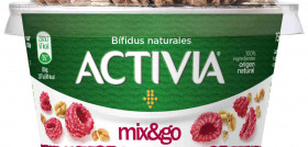 La compañía lanza una nueva marca para hacerse un hueco en el desayuno, Danone Buenos Días, y presenta Activia Mix & Go (en la imagen), para un consumo entre horas.