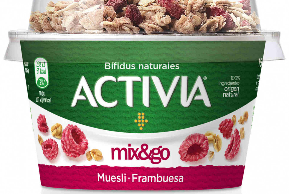 La compañía lanza una nueva marca para hacerse un hueco en el desayuno, Danone Buenos Días, y presenta Activia Mix & Go (en la imagen), para un consumo entre horas.