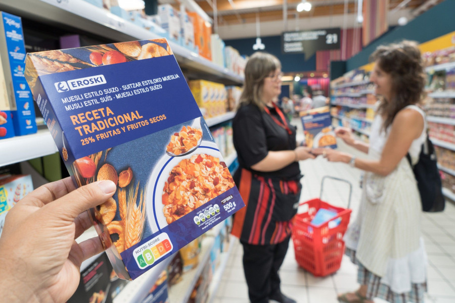 Los primeros envases con este nuevo etiquetado nutricional llegarán a las tiendas Eroski a finales de este año.