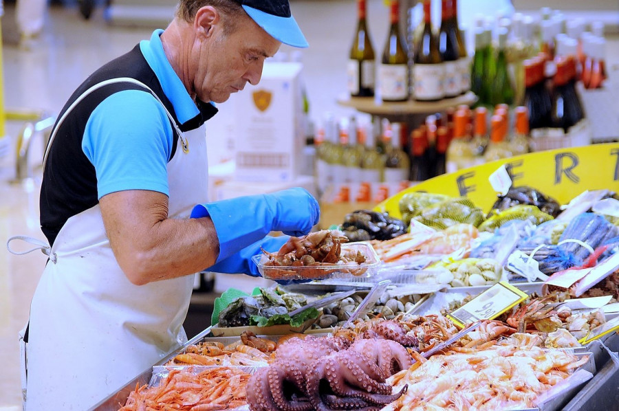 Los supermercados franquiciados de Caprabo incorporan los servicios tradicionales de valor añadido de la compañía. Como modelo comercial, destaca por disponer de la mayor variedad de marcas por met
