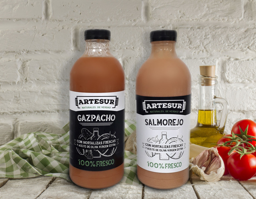 Tanto el gazpacho como el salmorejo son productos elaborados con ingredientes naturales, sin conservantes, ni colorantes y fabricados sin ningún tipo de tratamiento térmico de conservación.